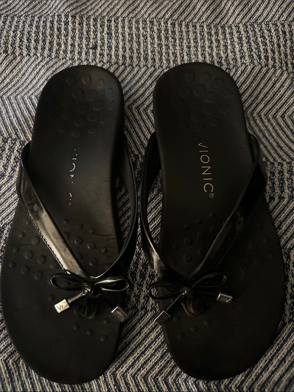 Vionic Black Patent Bow Flip Flop Sandals